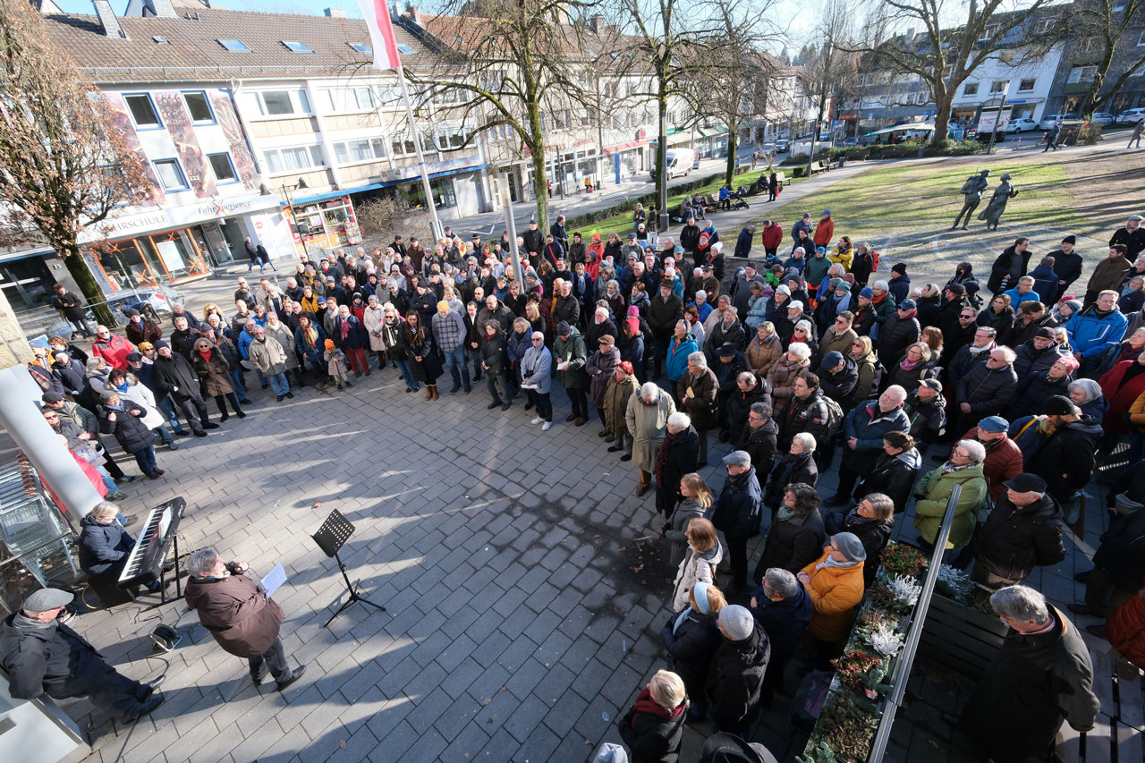 200 Ronsdorfer gegen Rechts beim Holocaust-Gedenktag