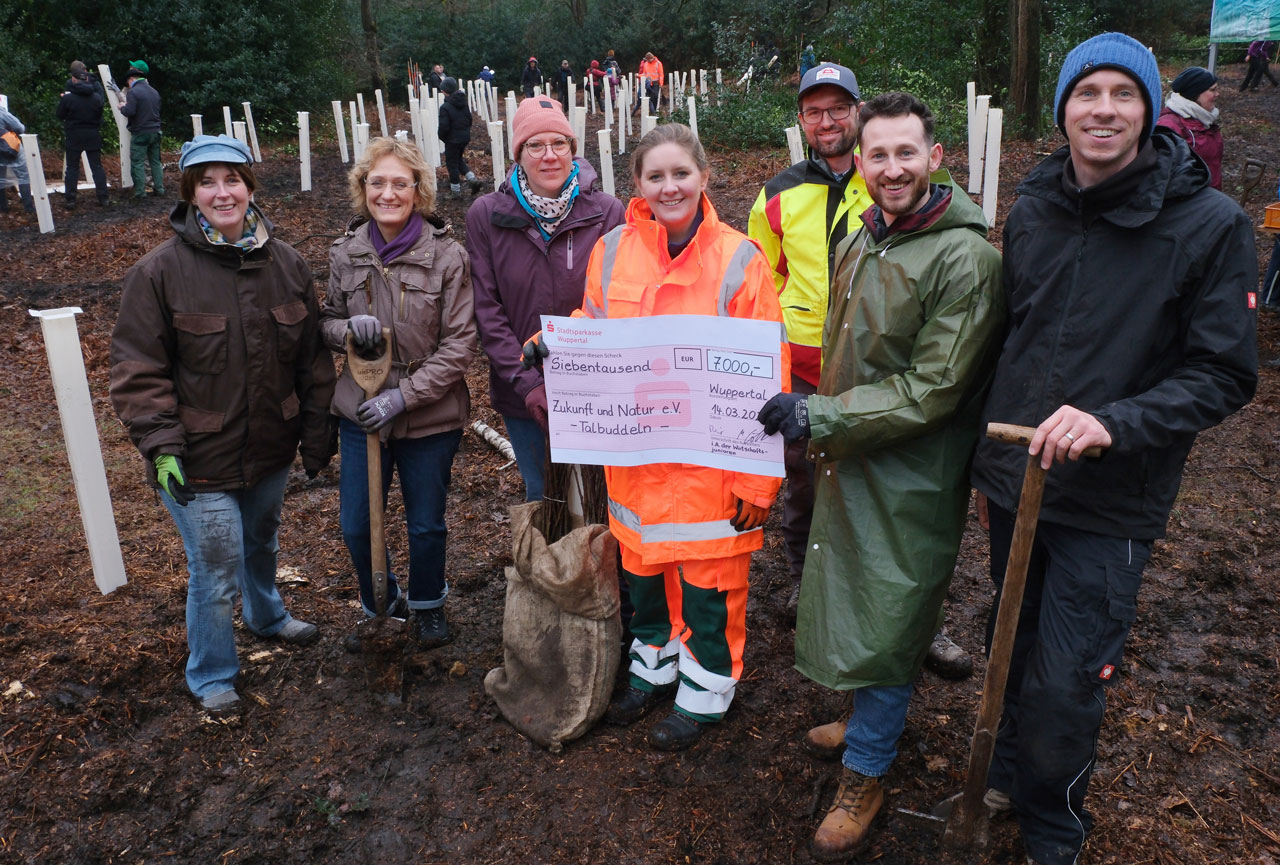 Überragende Teilnahme bei Pf lanzaktion im Wald