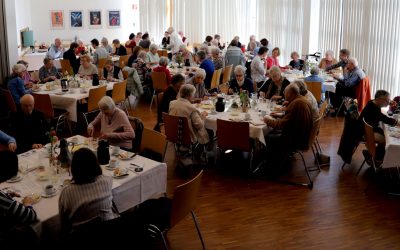 Kaffeetrinken für die Jugendarbeit