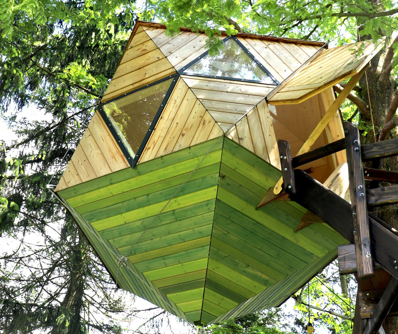 Ikosaeder-Geometrie im Obergeschoss der Natur