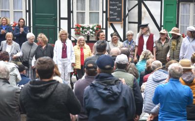 Skurrile Figuren in wasserlosen Zeiten