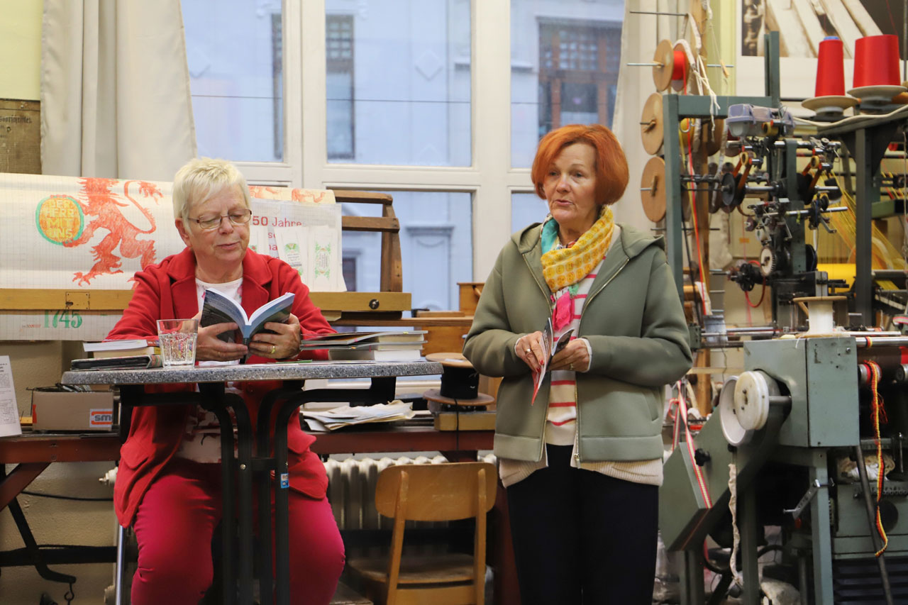 LIT.ronsdorf-Organisatorin Heike Teller (rechts) und die Ronsdorfer Autorin Regine Radermacher bei einer Lesung im letzten Jahr im Bandwirkermuseum. (Archivfoto: LMP)