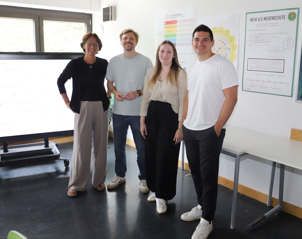 Sabine Drübert (stellvertretende Schulleiterin) mit dem KI-Team des CFG Alexander Zuber, Stephanie Piechota und Felix Urban (v.l.n.r.) (Foto: LMP)