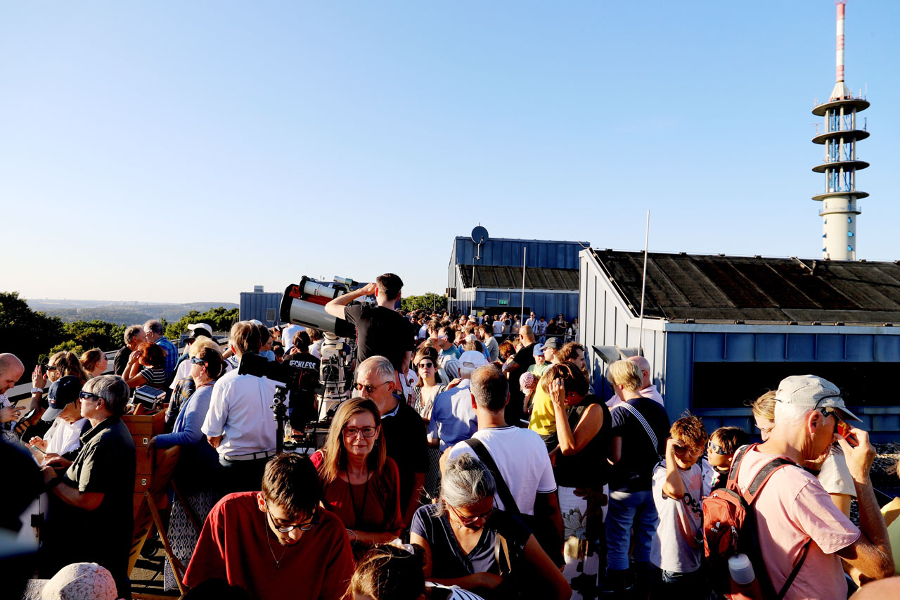 Alleine auf dem Dach des Schulzentrums hatten sich rund 200 Menschen eingefunden, um die Sonnenfinsternis zu beobachten. (Foto: LMP)