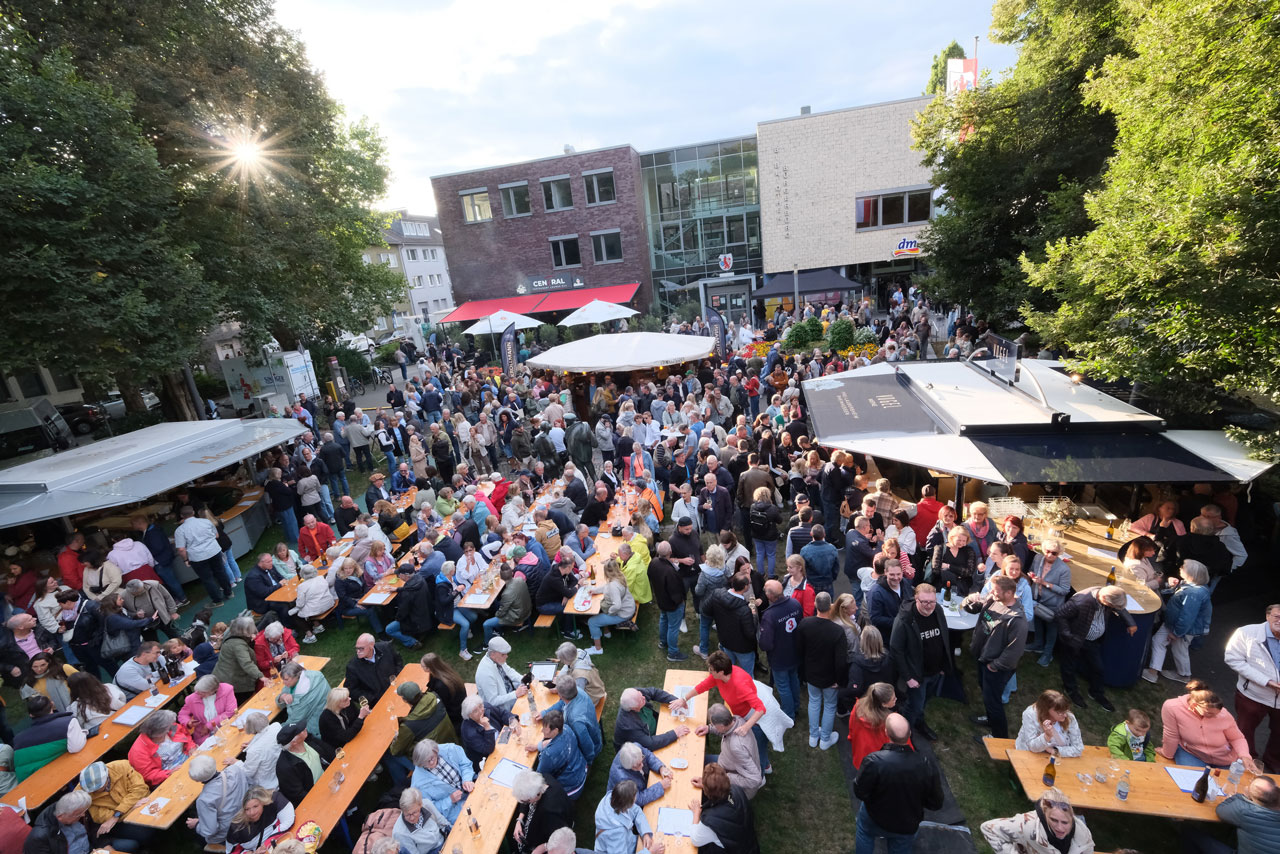 9. Ronsdorfer Weinfest stimmungsvoll und bunt 9. Ronsdorfer Weinfest stimmungsvoll und bunt