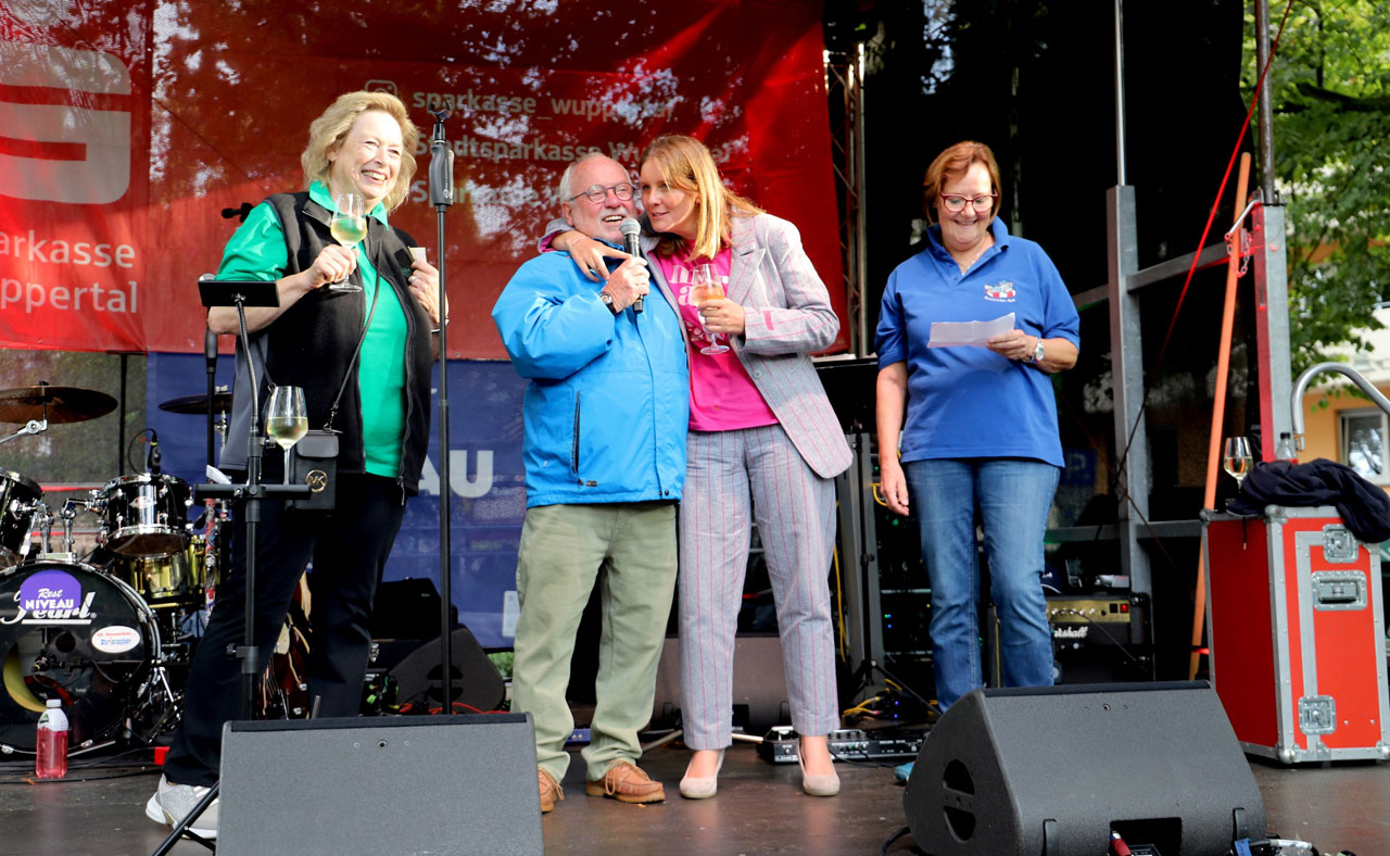 Wein, Musik, gute Laune auf dem Bandwirkerplatz