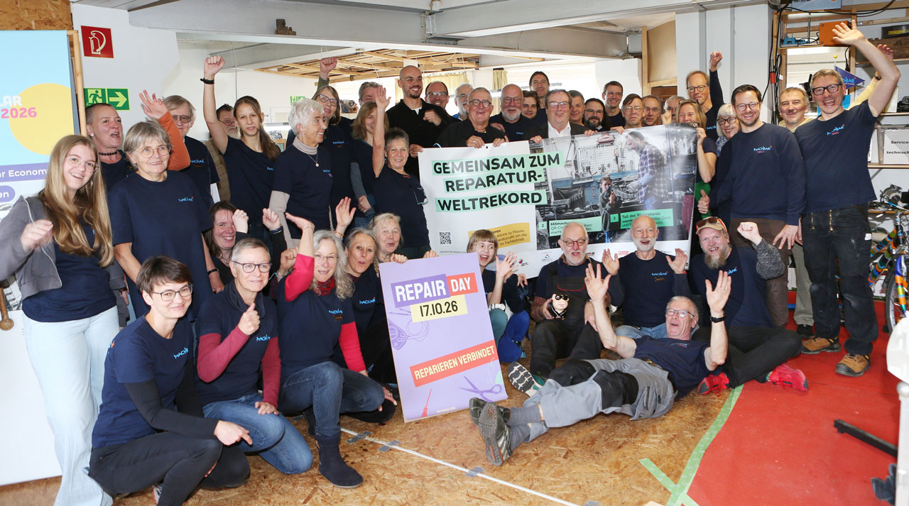 Minister Krischer packte beim Reparaturtag mit an